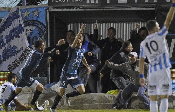 Gol a Atlético Tucumán y festejo con Arregui.