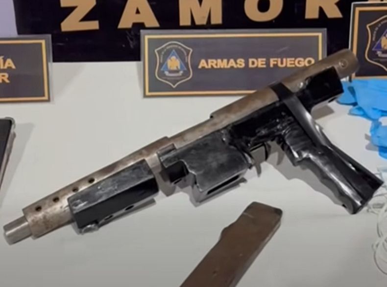 Ametralladora tumbera incautada por la DDI de Lomas de Zamora. La habr&iacute;an utilizado en la entradera.