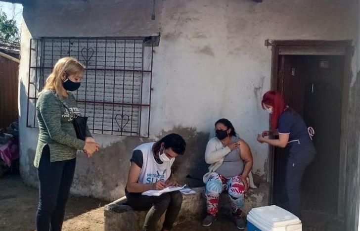 Profesionales recorren el barrio y vacunan en las casas.