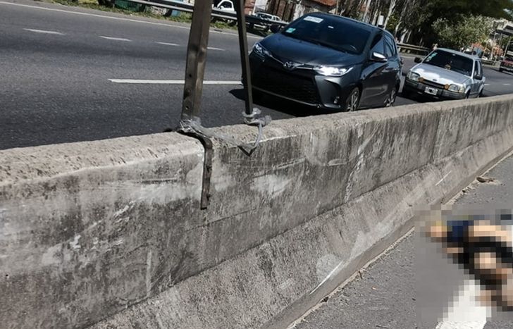 El motociclista chocó contra el muro que divide ambas manos.