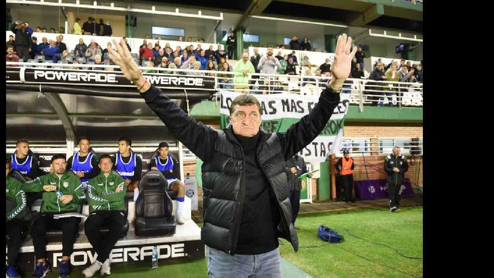 Falcioni mantiene la idolatría en Banfield y los hinchas lo reconocen.
