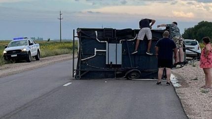 La casilla quedó volcada en plena ruta.