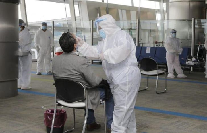 Siguen los test en Ezeiza, entre las nuevas medidas.
