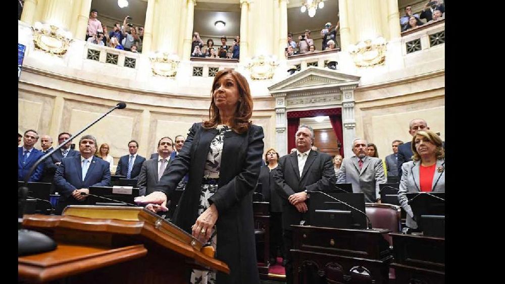Cristina vuelve al país antes que se retomen las sesiones en el Congreso