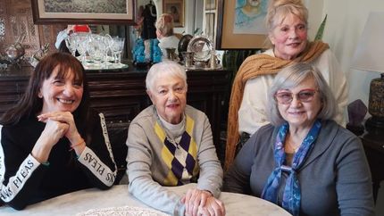 Laura, la organizadora, junto a las tres escritoras lomenses que serán homenajeadas.