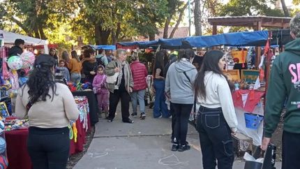 Cada vez más vecinos se suman a la feria en la Plaza Colón.