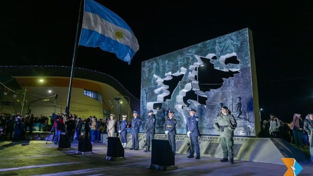 Malvinas representa el sentimiento patriótico de todos los argentinos, expresó Gustavo. Malvinas representa el sentimiento patriótico de todos los argentinos, expresó Gustavo.