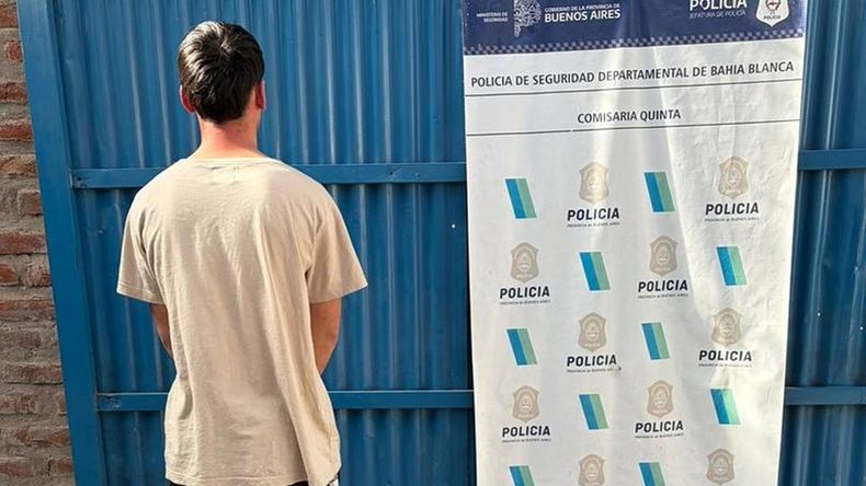 El joven que manejaba el auto robado en Lomas.