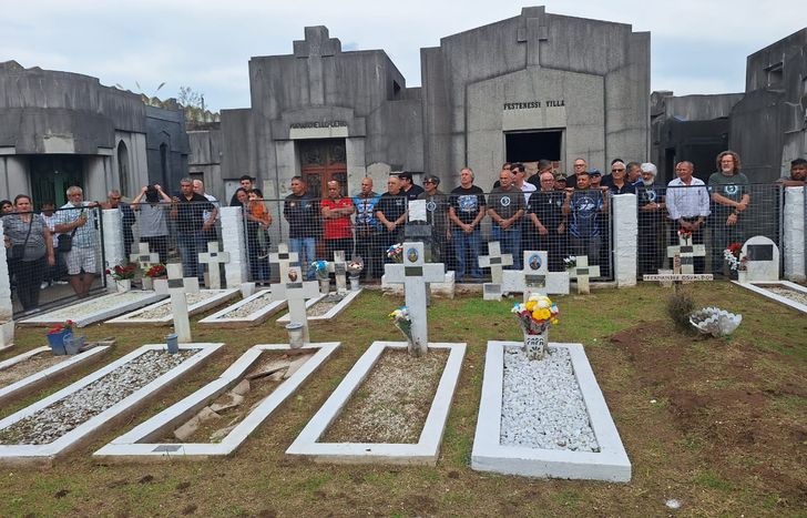 El homenaje contó con una gran concurrencia por parte de la comunidad lomense.