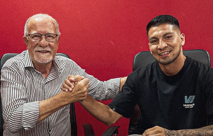 Omar Plaini y Gabriel Cañete, tras la firma de la renovación con Los Andes.