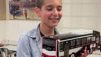 Le regalaron una maqueta de un colectivo de la empresa.