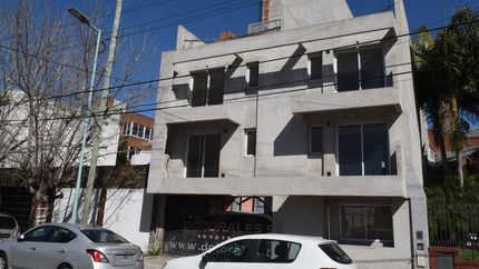 Edificio en Paso 440, sin terminar.