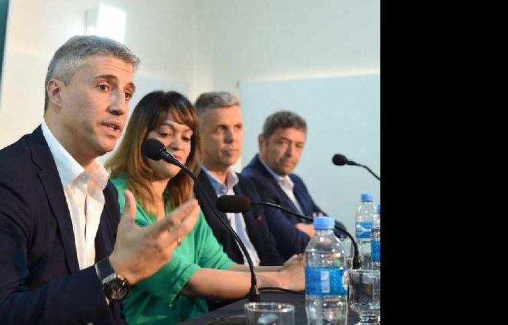 El flamante DT estuvo acompañado por la presidenta Barbuto, el PF Kohan y el vice Tucker.