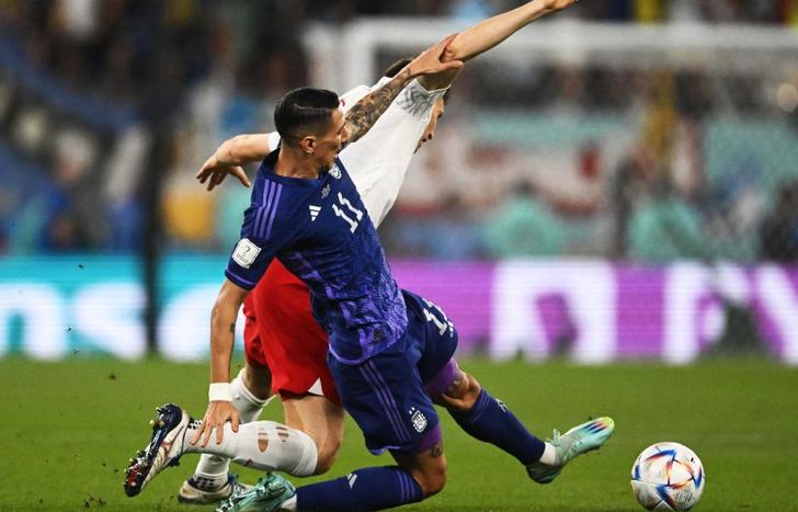 Di María se esfuerza para controlar el balón.