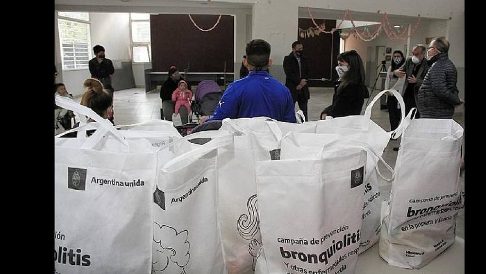 Controles pediátricos, vacunación y entrega de kits de prevención contra la bronquiolitis en Lomas