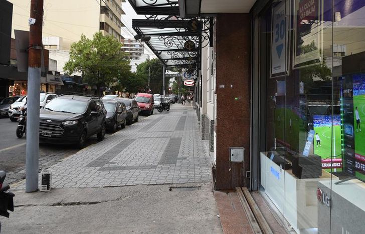 Todos mirando el partido, pero desde casa.