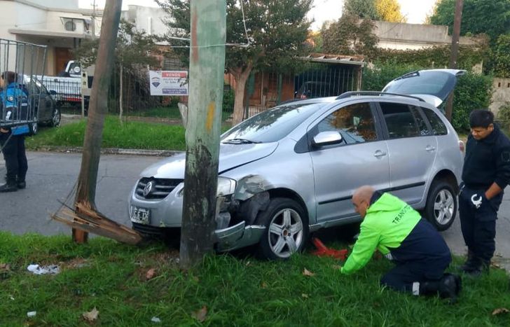 El auto quebró parte del poste.