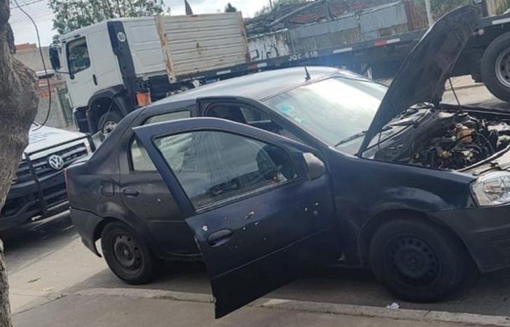 El auto robado en Lomas, recuperado por la Policía.