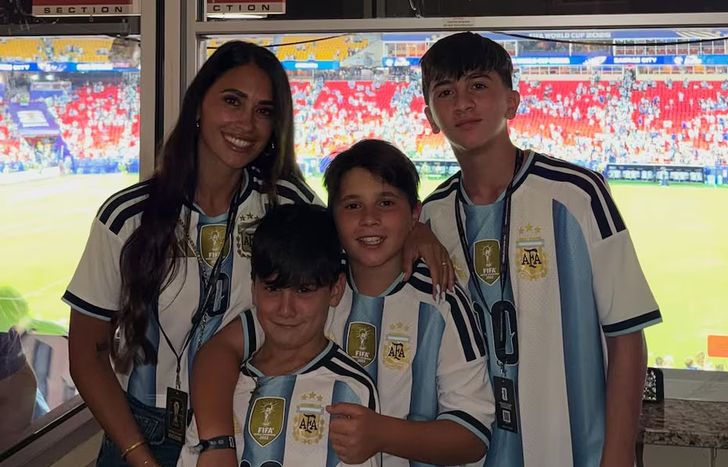 Antonela Roccuzzo y sus hojos.&nbsp;