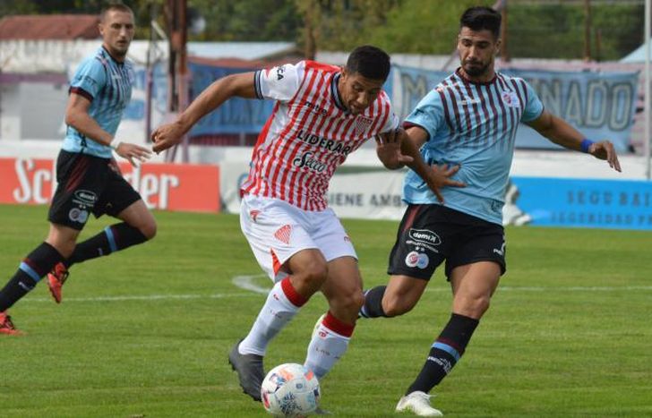 Enzo López se lleva la pelota ante la marca.