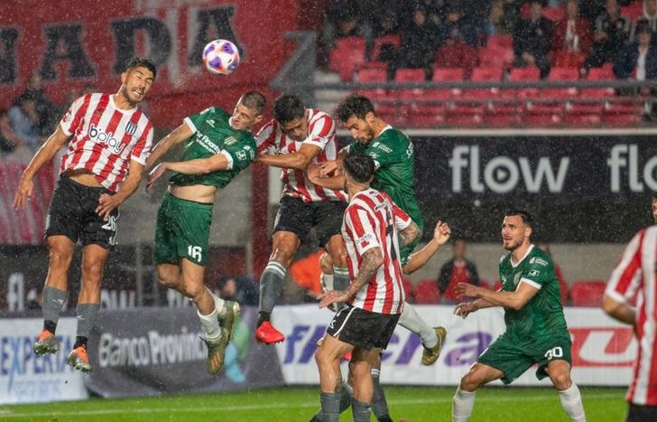 Cabrera intenta cabecear ante la marca de Luciano Lollo, su excompañero.