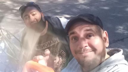 Junto al vecino que le donó la hidro. Junto al vecino que le donó la hidro.