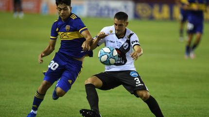 Claypole, con garra y una idea clara, complica a Boca.