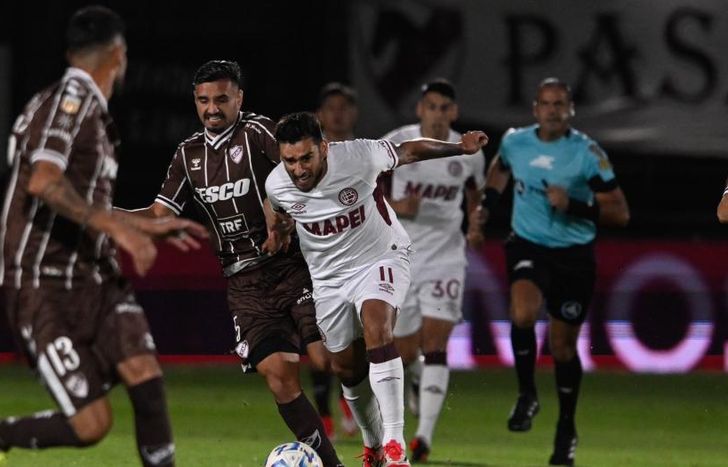 Eduardo Salvio lanzado en ataque.