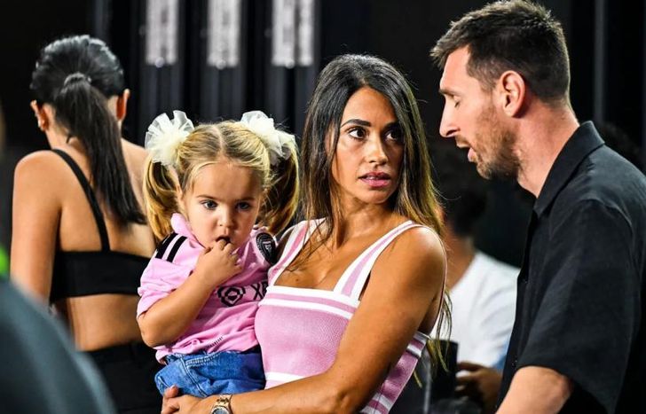 Antonela con una niña en brazos.