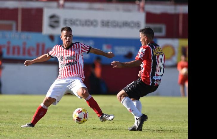 Turraca disputa con Rivero el dominio del balón.