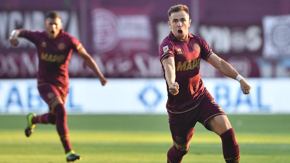 Peña Biafore festeja su gol de tiro libre.