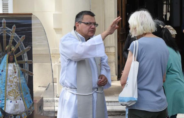 Recibieron a las personas que entraban al hospital.