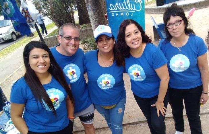 Familia TEA Abril sigue concientizando a los lomenses acerca del autismo.