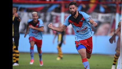 Ignacio Bogino festeja su gol, el que le daba la ventaja parcial a Brown de Adrogué.