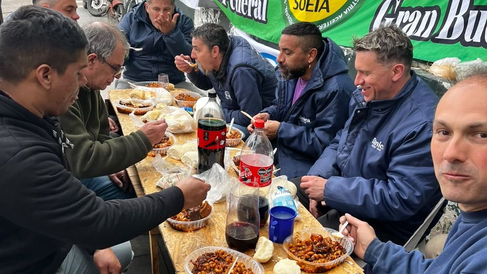 Los trabajadores mantienen el acampe frente a la fábrica de Dánica en Llavallol.