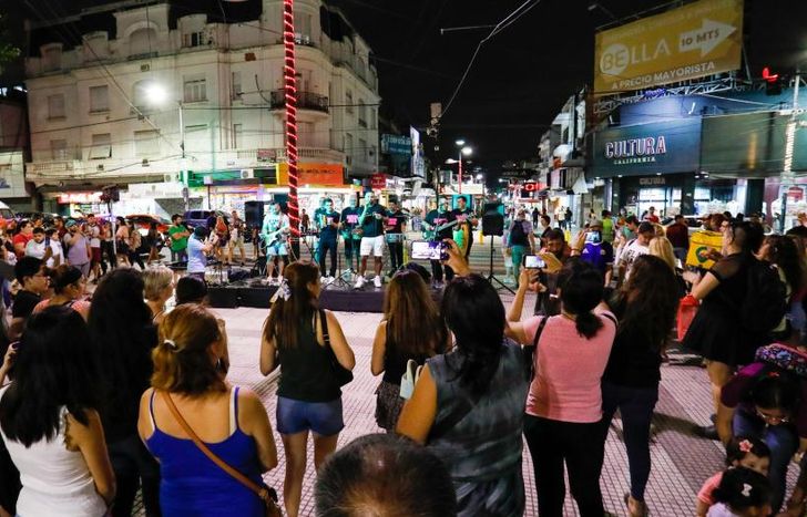 En varias esquinas pondrán escenarios con shows de artistas locales.