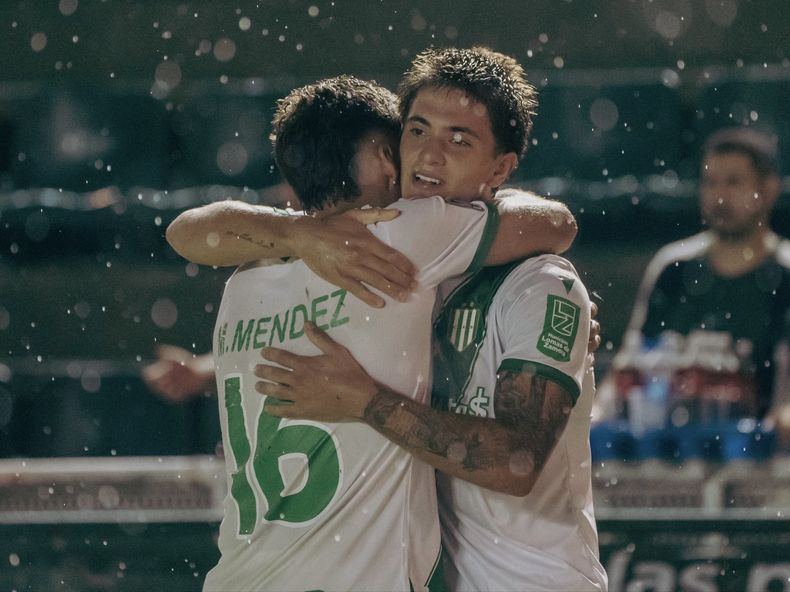 Banfield se abrazó un triunfo que vale doble.