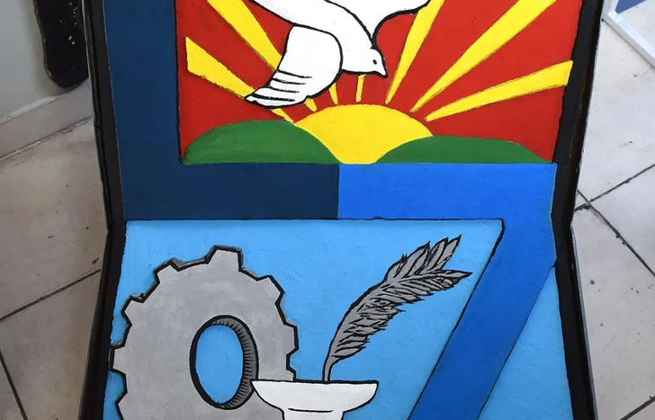 La paloma y la pluma, símbolos claves para Lomas de Zamora.&nbsp;