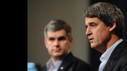 Télam, 19/04/2016 Buenos Aires-  El jefe de Gabinete Marcos Peña, y del ministro de Hacienda y Finanzas Alfonso Prat Gay, brindaron una conferencia de prensa al finalizar la reunión del Gabinete Nacional, que se realizó en la Sala de Conferencias de la Casa de Gobierno. Foto: Gustavo Amarelle