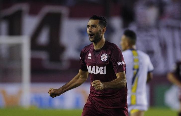 Diego Valeri convirtió su primer gol en su vuelta a Lanús tras 10 años en Estados Unidos.