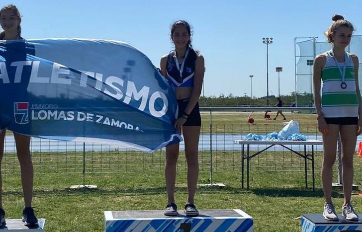 Una vez más, la bandera del Atletismo de Lomas en lo más alto.