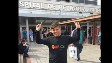 Ian tuvo leucemia cuando tenía 5 años y tras recuperarse prometió volver a ayudar a los chicos del hospital donde fue tratado.