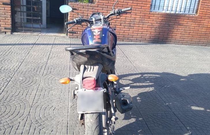 La moto robada que manejaban los adolescentes detenidos.