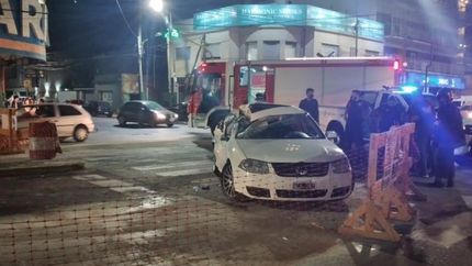 impactante choque entre un auto y un camion en banfield