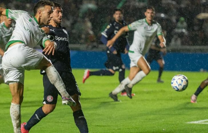 Bisanz ensaya un remate al arco.