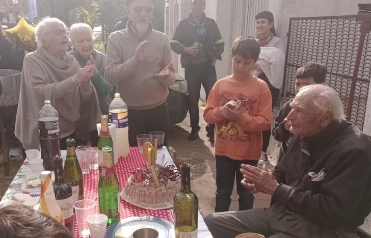 Los vecinos de la calle Polonia salieron a agasajar al mejor vecino con más años de la cuadra.