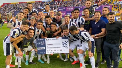 La felicidad del plantel de Talleres. La felicidad del plantel de Talleres.