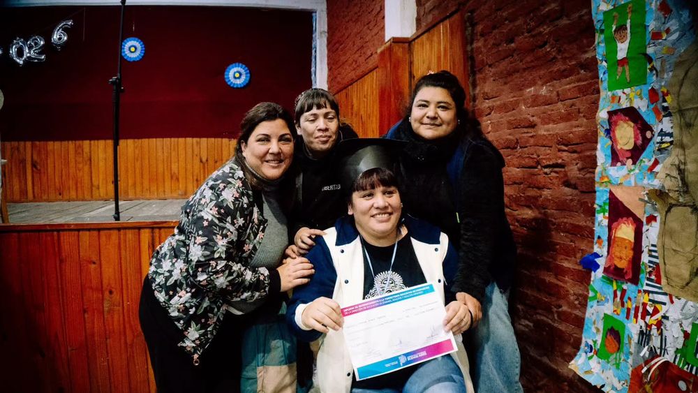 La diputada Natalia Zaracho terminó la secundaria por el Plan Fines junto a vecinos de Lomas.