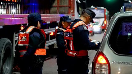 Los efectivos verifican la documentación de vehículos y conductores.