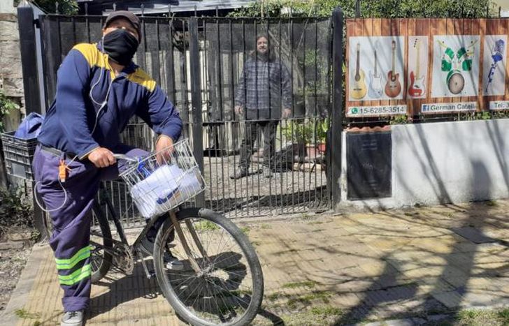 Carlos y su bici, en una de las tantas paradas que hace a diario.